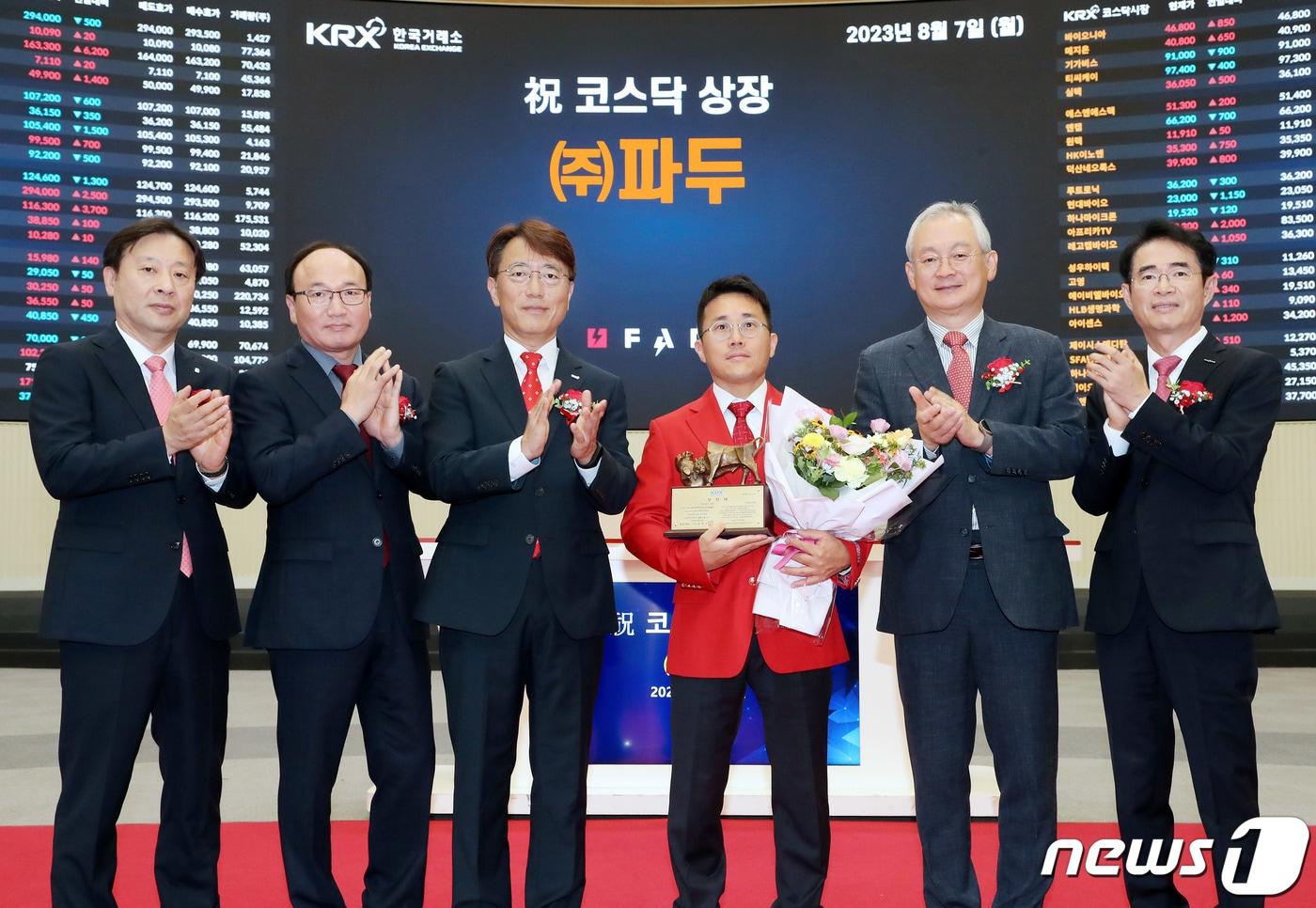 7일 오전 서울 영등포구 한국거래소에서 열린 &#39;파두 코스닥시장 상장기념식&#39;에서 유도석 한국IR협의회 상무&#40;왼쪽부터&#41;, 강왕락 코스닥협회 부회장, 이부연 한국거래소 코스닥시장본부장보, 이지효 파두 대표이사, 정영채 NH투자증권 대표이사, 배영규 한국투자증권 IB그룹장이 기념촬영을 하고 있다. &#40;한국거래소 제공&#41; 2023.8.7/뉴스1