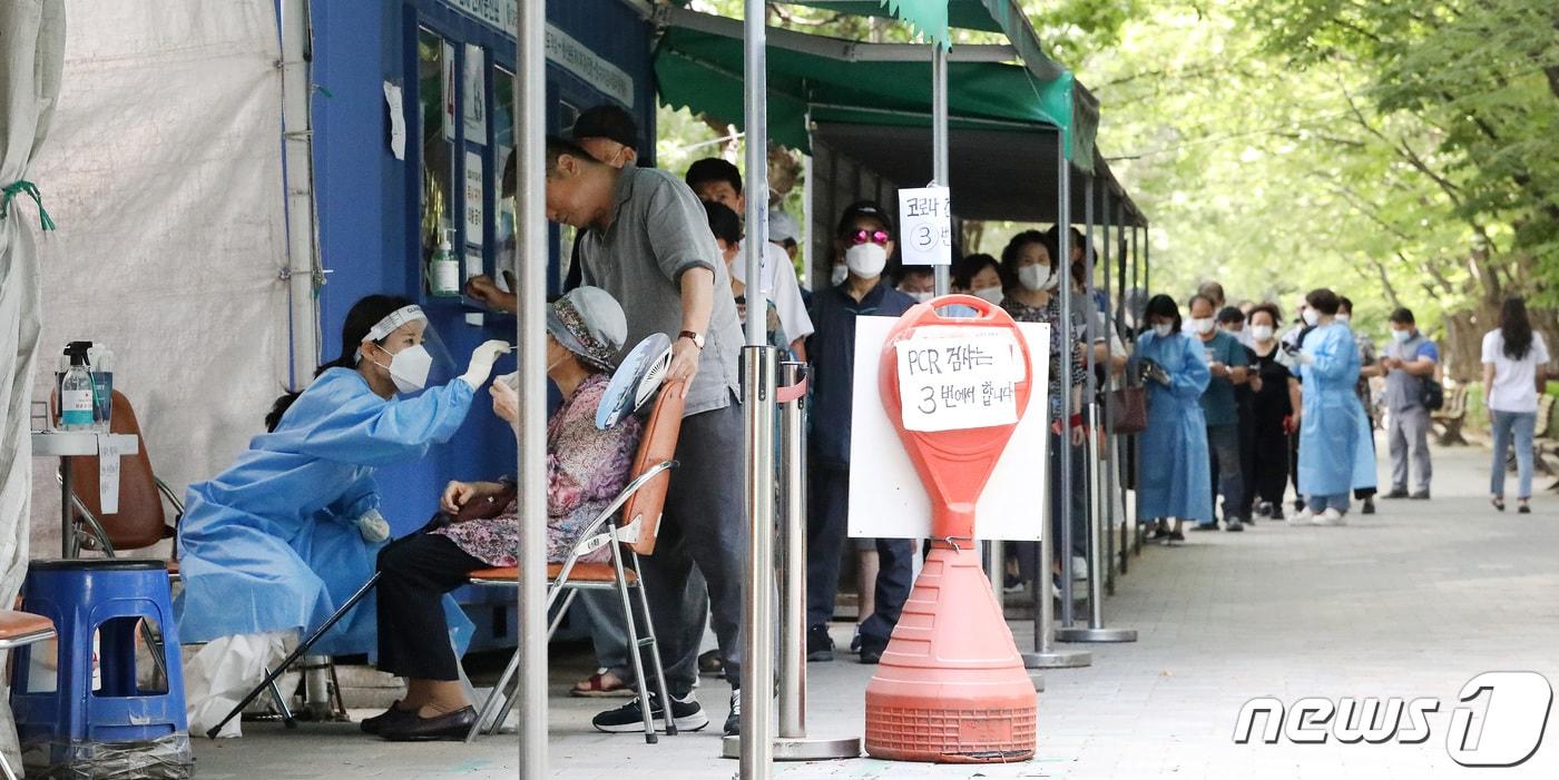 7월 말~8월 초 집중된 여름휴가 기간이 끝나고 새로 한주가 시작된 지난 7일 오전 대구 달서구보건소에 마련된 코로나19 선별진료소에 많은 시민들이 줄지어 PCR검사를 기다리고 있다. 2023.8.7/뉴스1 ⓒ News1 공정식 기자