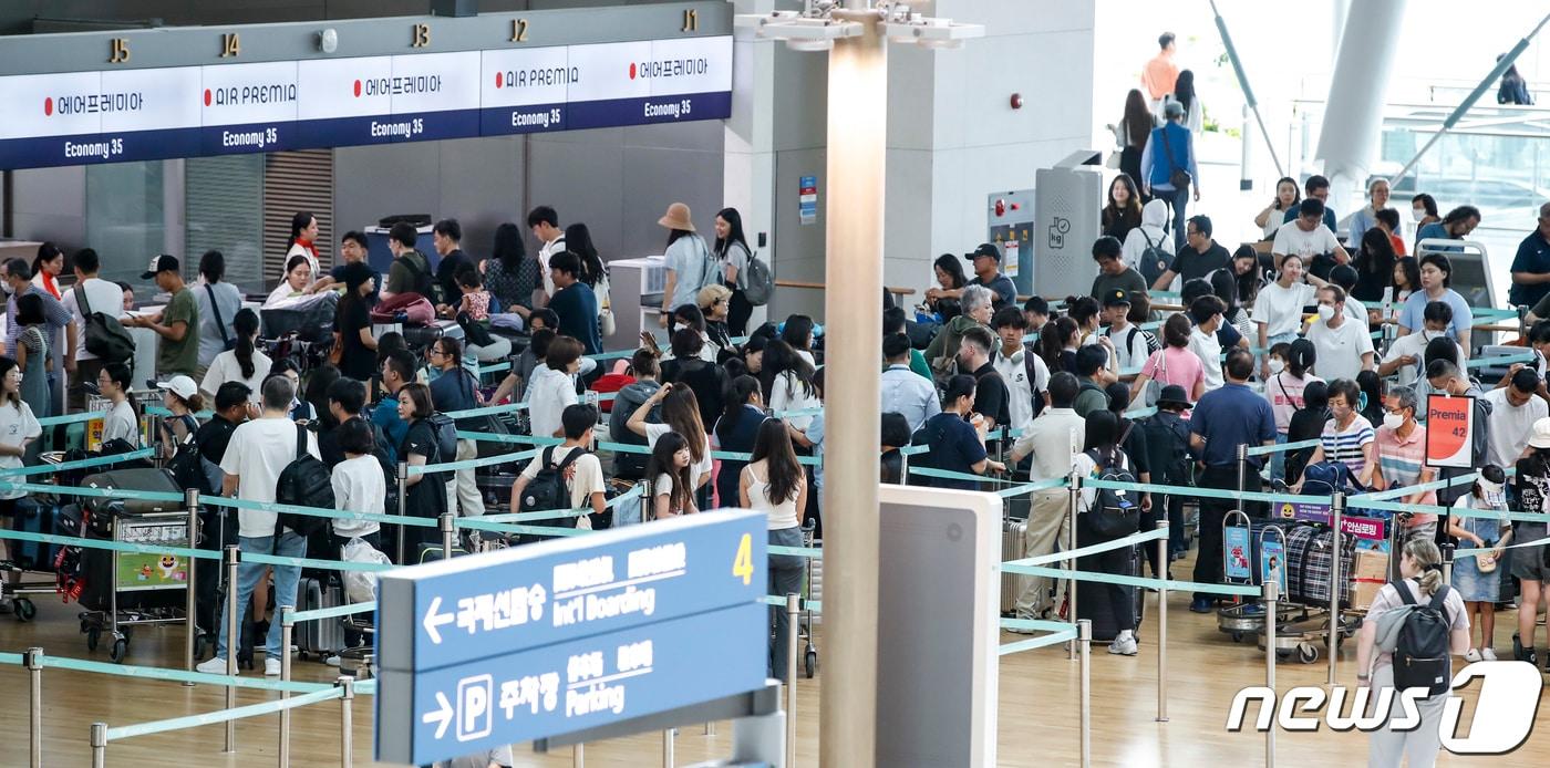 인천국제공항 제1여객터미널 출국장이 이용객들로 붐비는 모습. /뉴스1DB ⓒ News1 김도우 기자