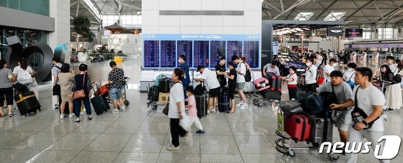 7일 인천국제공항 제1여객터미널 출국장이 이용객들로 붐비고 있다. 2023.8.7/뉴스1 ⓒ News1 김도우 기자