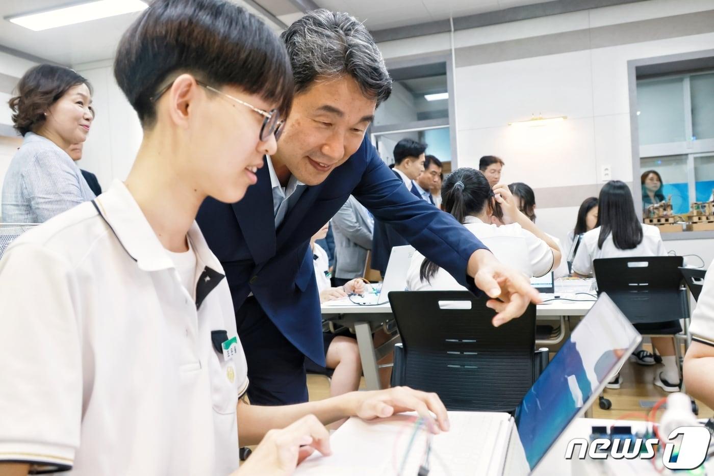 이주호 부총리 겸 교육부 장관이 7일 전남 목포 혜인여자고등학교에서 디지털 기반 융합교육&#40;STEAM&#41; 수업을 참관하고 있다. &#40;교육부 제공&#41; 