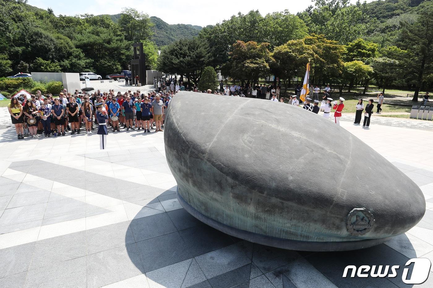 2023 새만금 세계 스카우트 잼버리에서 조기 퇴영한 영국 스카우트 대원들이 8일 오전 경기도 파주시 영국군 설마리전투 추모공원을 방문해 베레모 형상의 참전비에 묵념하고 있다. 2023.8.8/뉴스1 ⓒ News1 민경석 기자