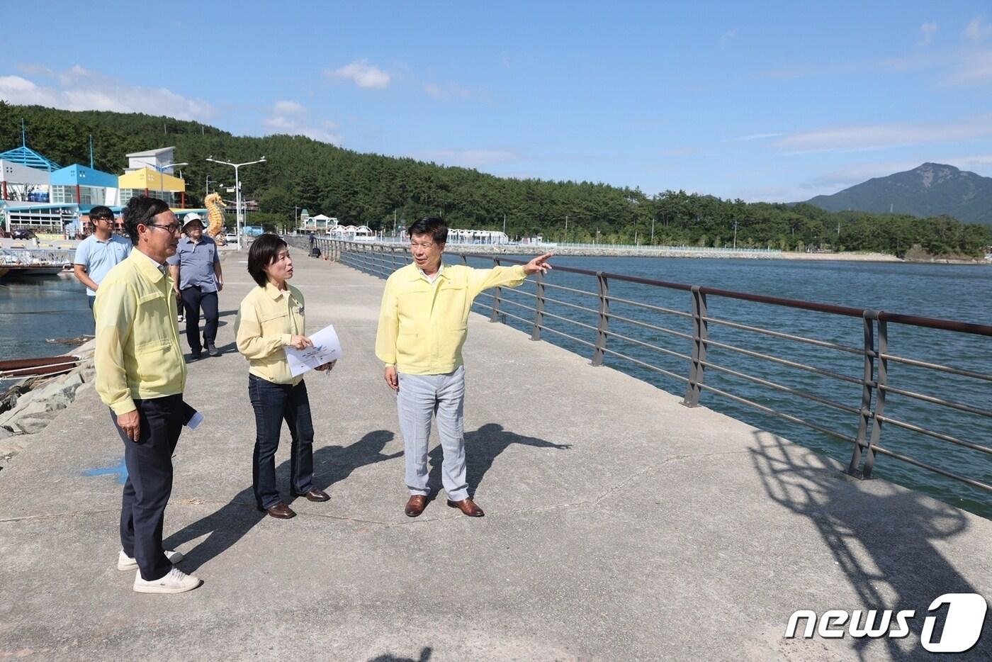 8일 이상근 고성군수가 남포국가어항을 방문해 인명피해 우려 구역을 살피고 있다.&#40;고성군 제공&#41;