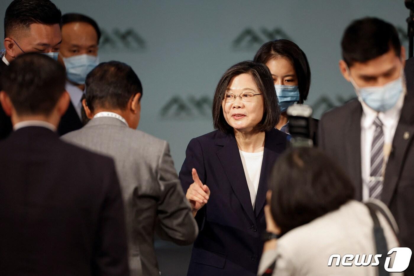 아소 다로 일본 자민당 부총재가 8일 대만 타이베이에서 열린 케타갈란 포럼에서 차이잉원 대만 총통을 만나 대화하고 있다. 2023.8.8 ⓒ 로이터=뉴스1 ⓒ News1 강민경 기자