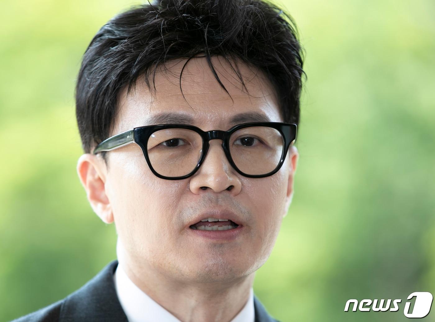 한동훈 법무부 장관이 9일 오전 경기 과천시 법무부 청사로 출근하며 취재진의 질문에 답하고 있다. 법무부는 이날 사면심사위원회를 열고 광복절 특별사면 및 복권 요청 대상자를 심사한다. 2023.8.9/뉴스1 ⓒ News1 신웅수 기자