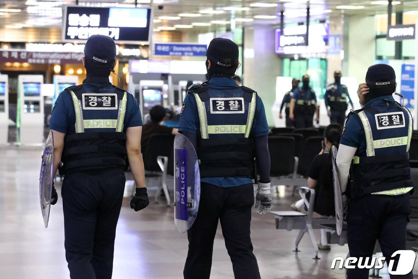 대구국제공항에 대한 &#39;폭탄테러&#39;와 공항 이용객 불특정 다수를 상대로 &#39;흉기난동&#39;이 예고된 가운데 9일 오전 경찰이 대구공항 경계를 강화하고 있다. 2023.8.9/뉴스1 ⓒ News1 공정식 기자