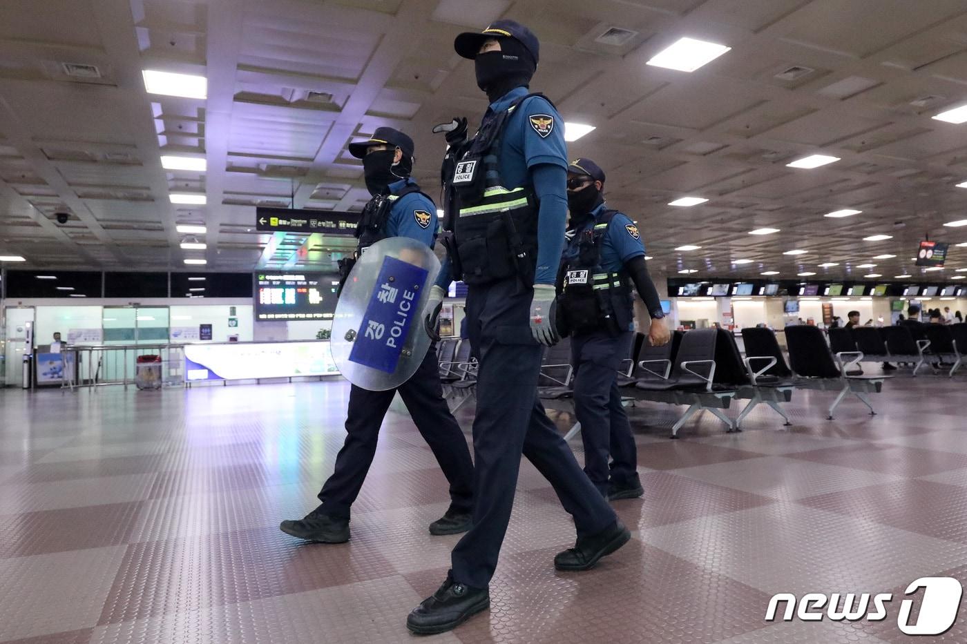 경찰이 대구공항 경계를 강화하고 있다. 2023.8.9/뉴스1 ⓒ News1 공정식 기자