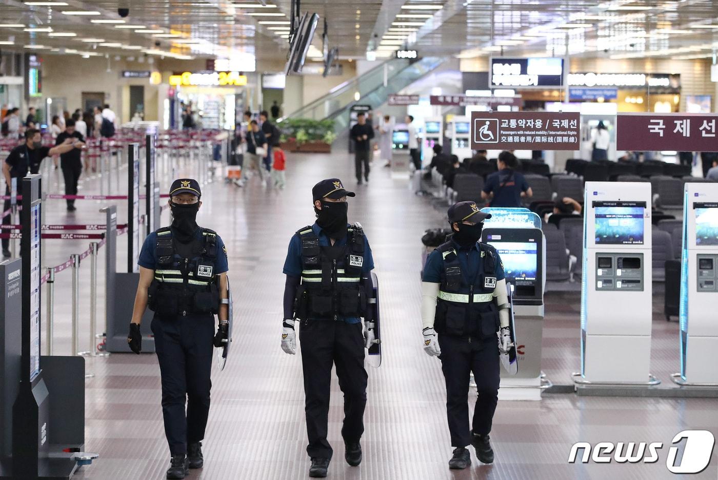 대구국제공항에 대한 &#39;폭탄테러&#39;와 공항 이용객 불특정 다수를 상대로 &#39;흉기난동&#39;이 예고된 가운데 9일 오전 경찰이 대구공항 경계를 강화하고 있다. 2023.8.9/뉴스1 ⓒ News1 공정식 기자