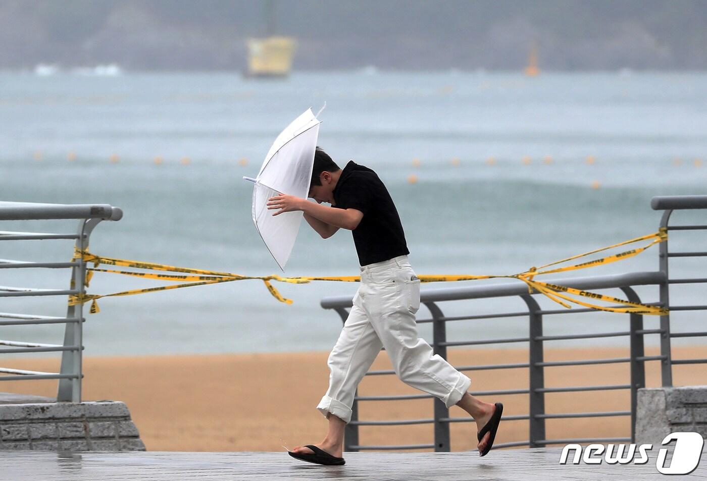 부산 해운대구 엘시티 인근에 강한 빌딩풍이 몰아쳐 한 시민이 우산을 부여 잡고 힘겹게 걷고 있다. 2023.8.9/뉴스1 ⓒ News1 윤일지 기자