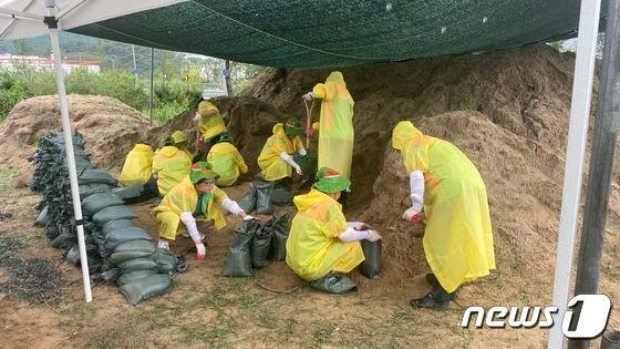 제6호 태풍 &#39;카눈&#39;이 북상 중인 9일 오전 경남 창원시 마산합포구 가포동 한 공터에서 자율방재단 단원들이 침수대비용 모래주머니를 만들고 있다. 2023.8.9/뉴스1 강정태 기자