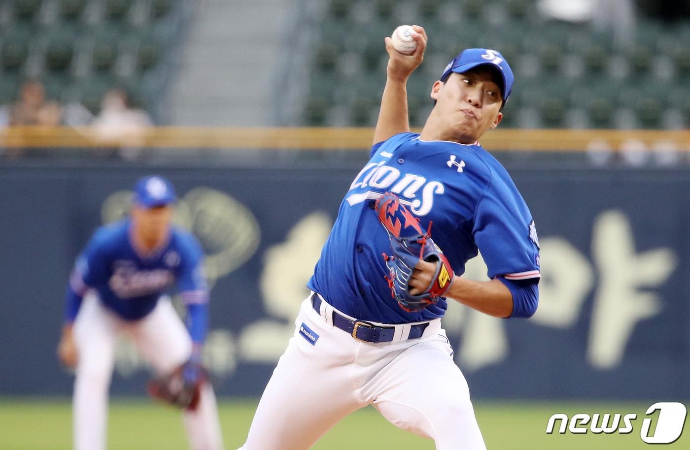 9일 오후 서울 송파구 잠실야구장에서 열린 프로야구 &#39;2023 신한은행 SOL KBO리그&#39; 삼성 라이온즈와 두산 베어스의 경기에서 삼성 선발 원태인이 역투하고 있다. 2023.8.9/뉴스1 ⓒ News1 김성진 기자