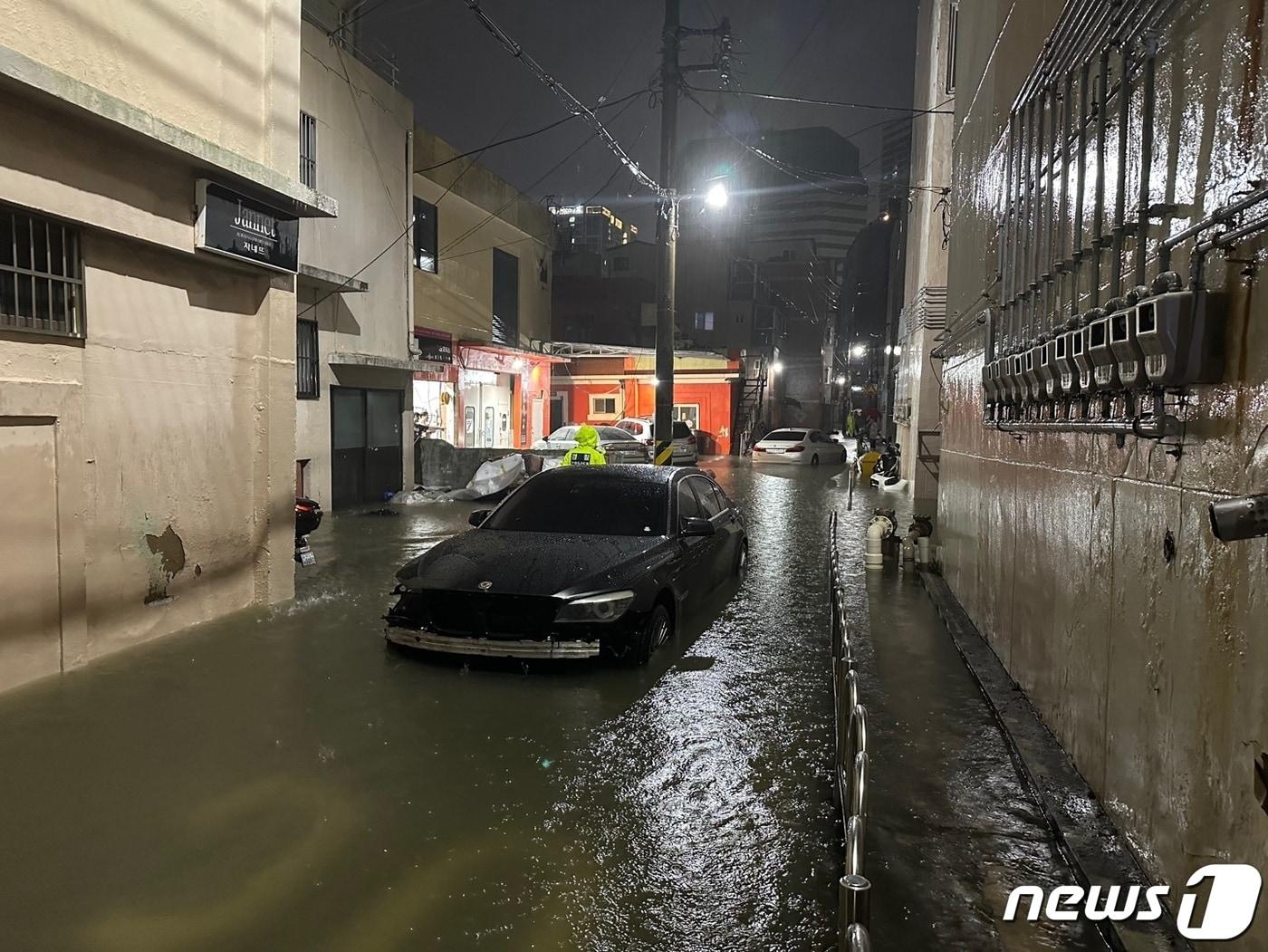 9월1일 오전 1시15분께 부산 동구 범일동 자성대아파트 현관 및 내부가 침수 돼 소방이 안전조치하고 있다.&#40;부산소방재난본부 제공&#41;