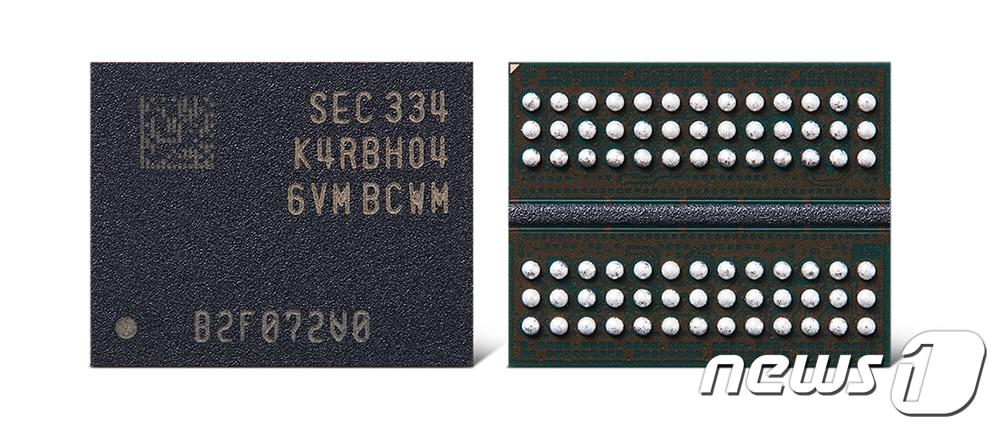 삼성전자가 업계 최초 12나노급 32Gb&#40;기가 비트&#41; DDR5 D램을 개발했다고 1일 밝혔다. 32Gb는 D램 단일 칩 기준으로 역대 최대 용량이다.&#40;삼성전자 제공&#41; 2023.9.1/뉴스1