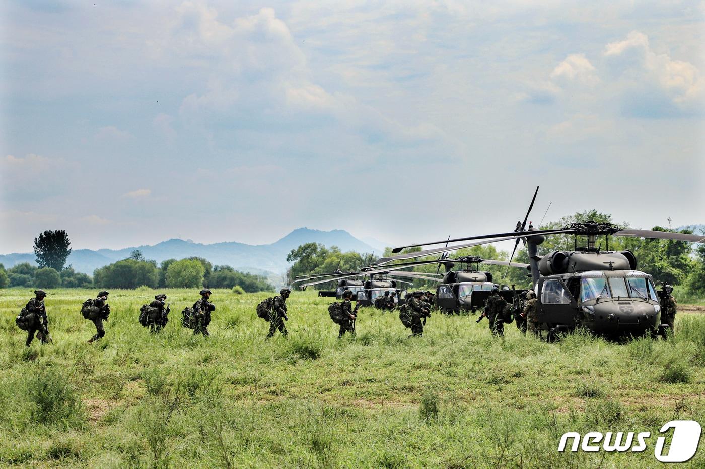 장병들이 UH-60 블랙호크 헬기에 탑승하고 있다. &#40;육군 제공&#41; 2023.9.1/뉴스1