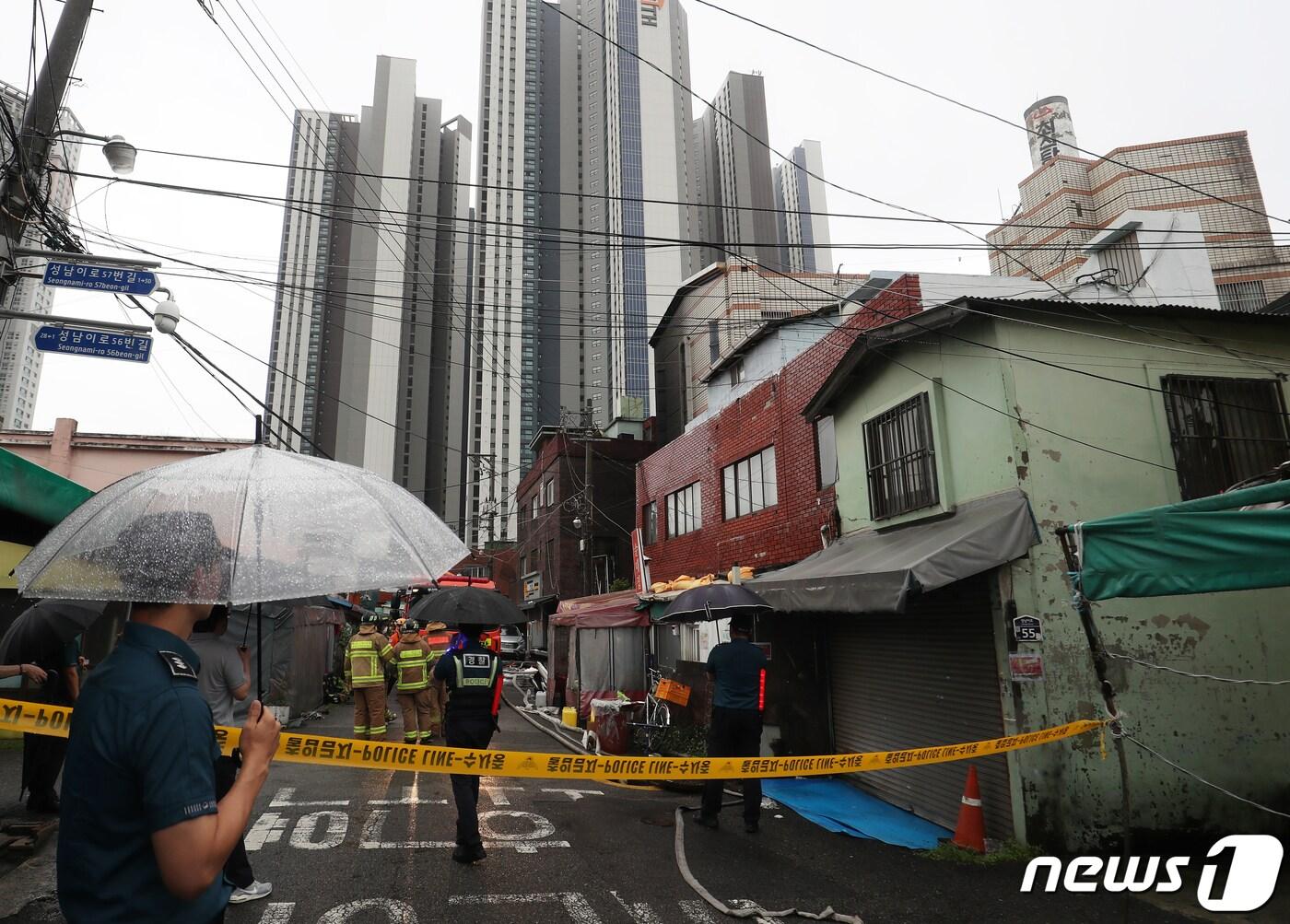 1일 오후 화재로 인한 원인을 알 수 없는 폭발사고가 발생한 부산 동구 한 목욕탕 주변이 통제되고 있다. 2023.9.1/뉴스1 ⓒ News1 윤일지 기자