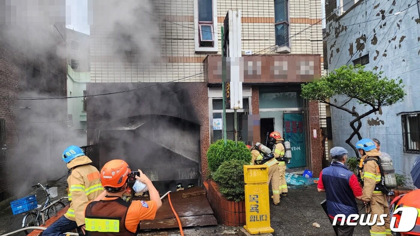 1일 오후 부산 동구 한 목욕탕에서 화재로 원인을 알 수 없는 폭발사고가 발생해 소방대원들이 진화작업을 하고 있다. &#40;부산경찰청 제공 &#41; 2023.9.1/뉴스1 ⓒ News1 윤일지 기자