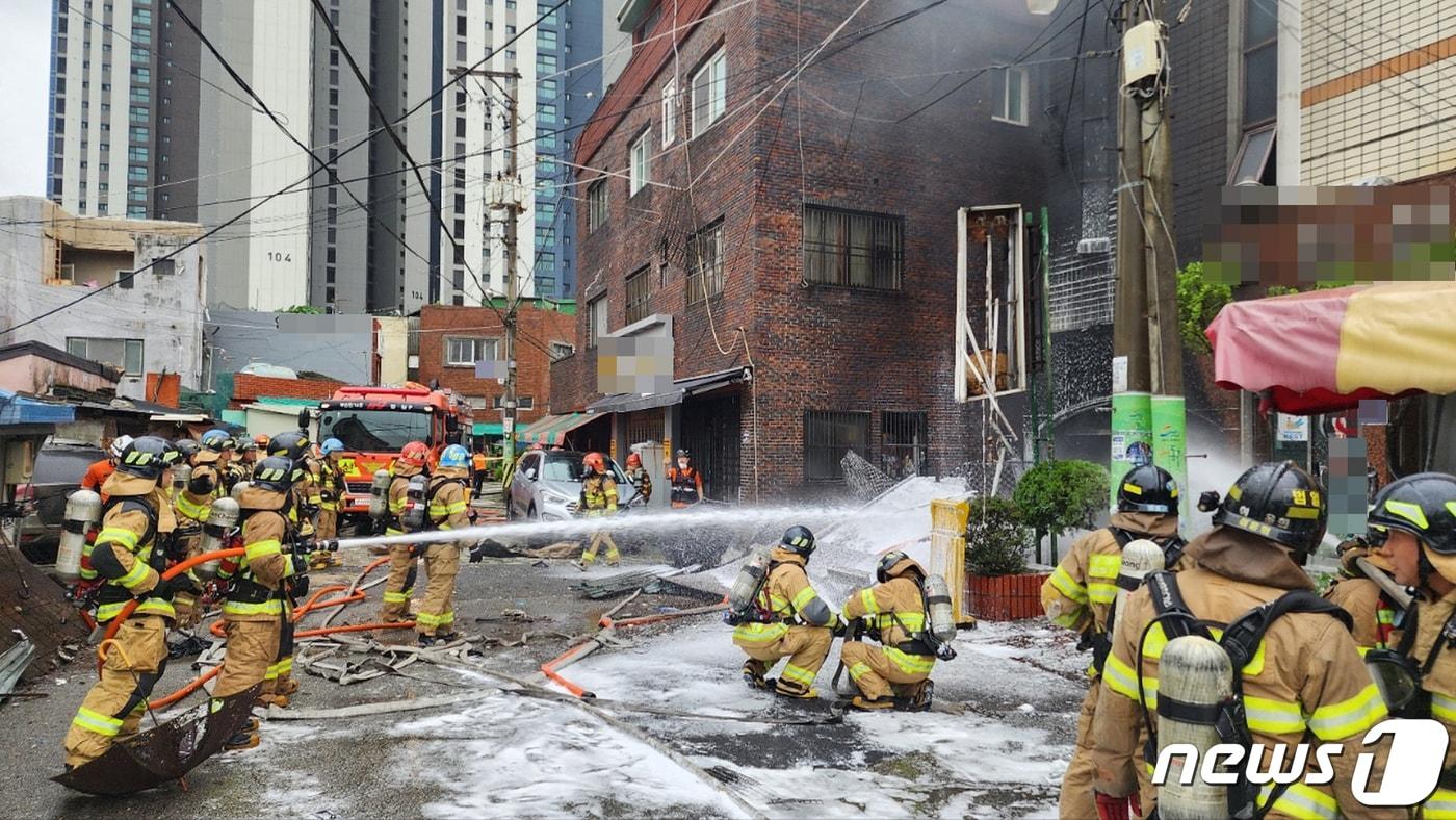 지난 1일 오후 부산 동구 한 목욕탕에서 화재로 원인을 알 수 없는 폭발사고가 발생해 소방대원들이 진화작업을 하고 있다. &#40;부산경찰청 제공 &#41; 2023.9.1/뉴스1