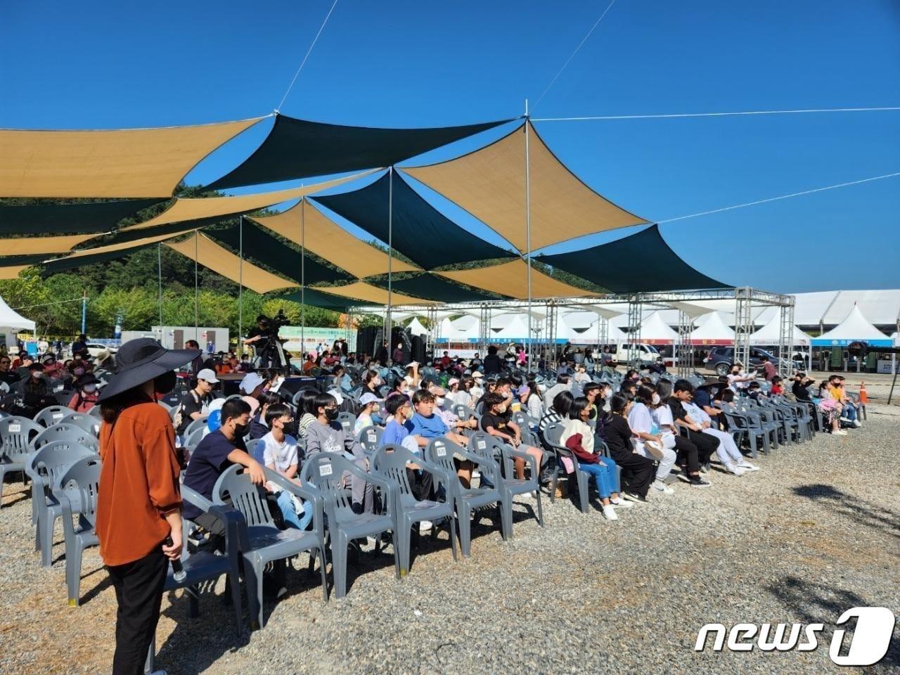 전북 완주군은 &#39;와일드&로컬푸드 축제&#39; 기간 열리는 &#39;어린이 네이처 드로잉대회&#39; 참가자를 모집한다고 10일 밝혔다.지난해 행사모습&#40;완주군 제공&#41;2023.9.10/뉴스1