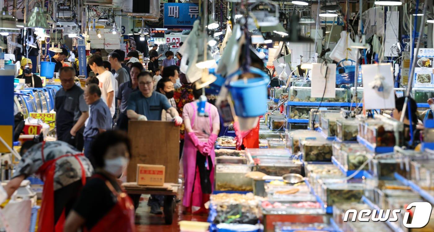 10일 해양수산부 주관 수산대축제가 열리고 있는 서울 강서구 수협강서수산물도매시장에서 시민들이 수산물을 구매하고 있다. &#40;사진은 기사 내용과 관련 없음&#41;ⓒ News1 김도우 기자