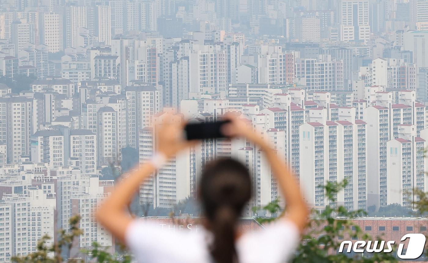 서울 용산구 남산타워를 찾은 관광객들이 도심을 바라보고 있다.2023.9.10/뉴스1 ⓒ News1 김민지 기자