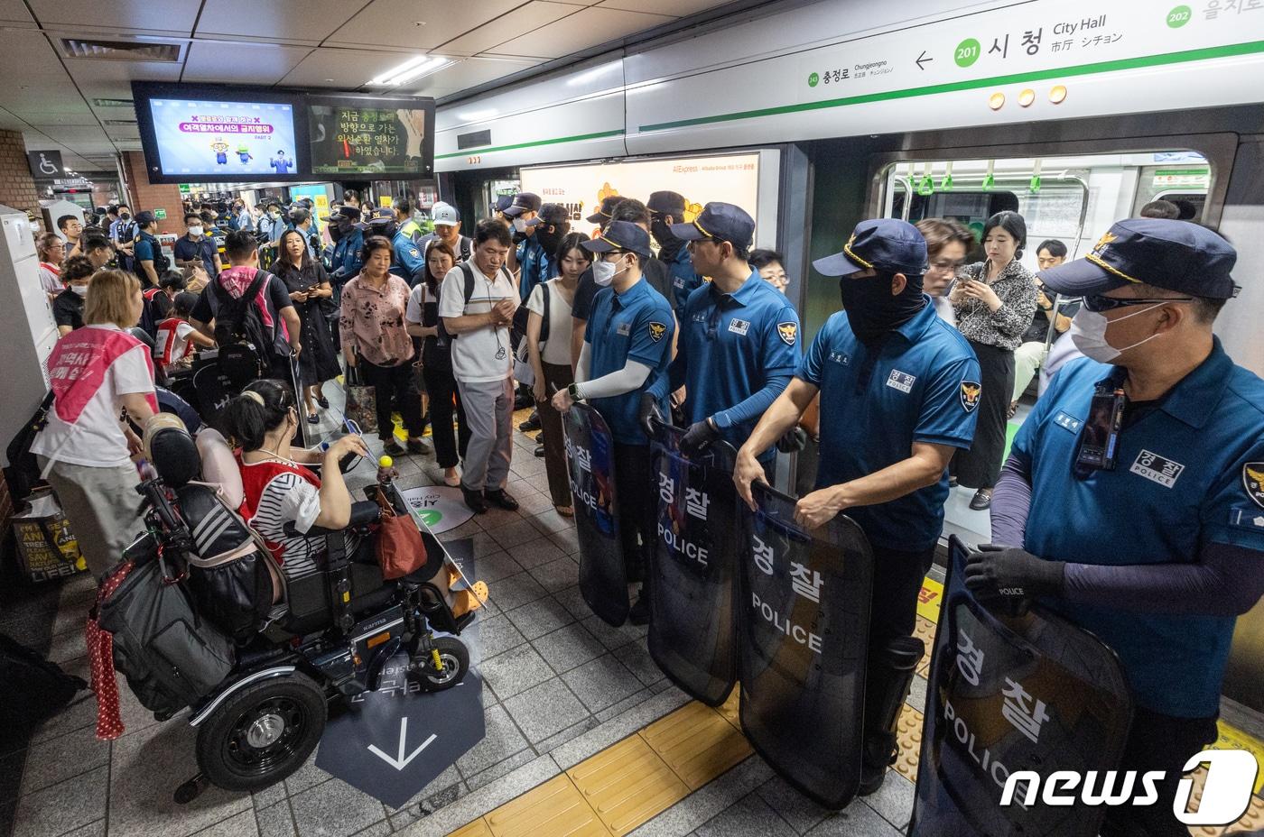 전국장애인차별철폐연대&#40;전장연&#41; 활동가들이 11일 오전 서울 중구 시청역 2호선 승강장에서 &#39;출근길 지하철 탑니다&#39; 선포 기자회견 후 지하철 탑승을 시도하고 있다. 2023.9.11/뉴스1 ⓒ News1 김도우 기자