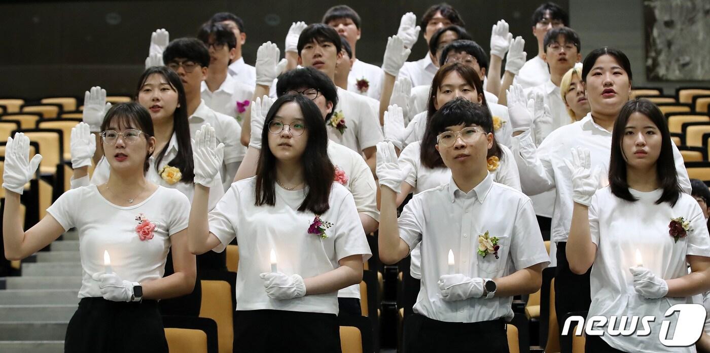 11일 오전 대구 북구 대구보건대에서 열린 &#39;제19회 사회복지사 선서식&#39;에 참석한 사회복지과 2학년 학생들이 LED 촛불을 들고 도덕성과 책임성을 갖춘 사회복지사로 헌신할 것을 다짐하고 있다. 2023.9.11/뉴스1 ⓒ News1 공정식 기자