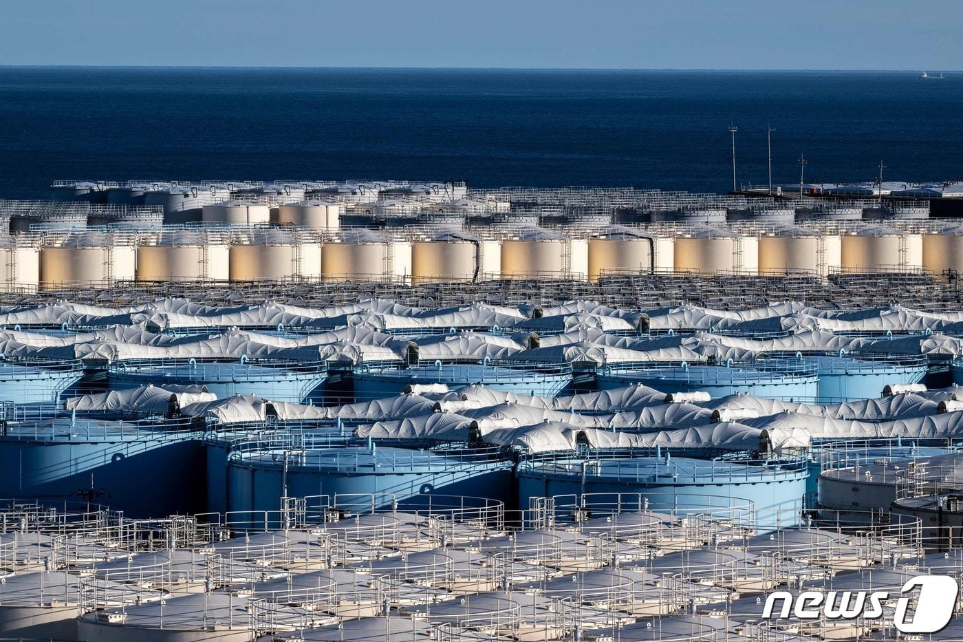 일본 오쿠마시 도쿄전력에 오염수 저장 탱크들. 2023.02.15/ ⓒ AFP=뉴스1 ⓒ News1 홍유진 기자