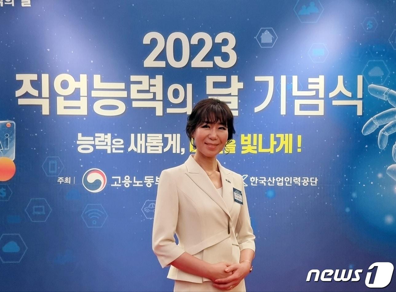 전북 정읍시는 &#39;정읍시 1호 명장&#40;2020년&#41;&#39;으로 선정된 서선민 대표&#40;서선민 헤어&#41;가 전북도 최초 미용분야 대한민국 명장으로 선정됐다.&#40;정읍시 제공&#41;2023.9.11/뉴스1 