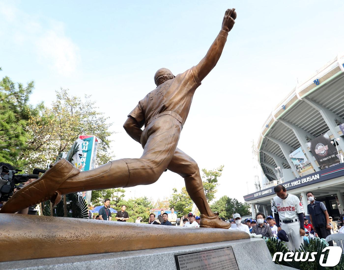 12일 오후 부산 사직야구장 최동원 동상 앞에서 열린 고&#40;故&#41; 최동원 선수 12주기 추모행사에서 롯데 이종운 감독대행이 묵념하고 있다. 2023.9.12/뉴스1 ⓒ News1 윤일지 기자