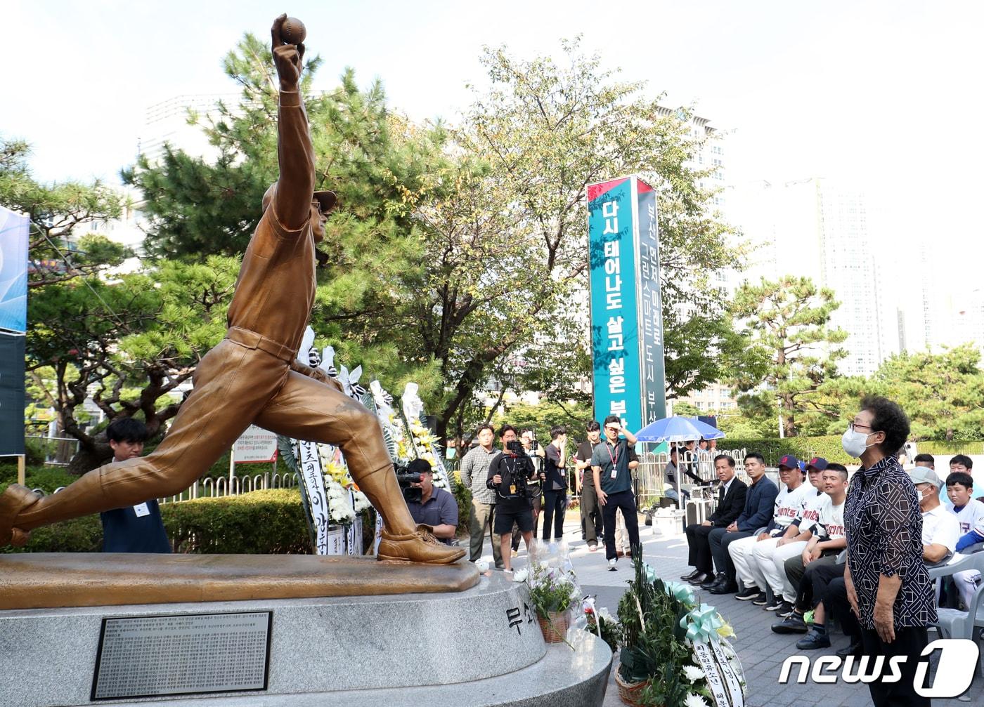 12일 오후 부산 사직야구장 최동원 동상 앞에서 열린 고&#40;故&#41; 최동원 선수 12주기 추모행사에서 모친 김정자 여사가 헌화하고 있다. 2023.9.12/뉴스1 ⓒ News1 윤일지 기자