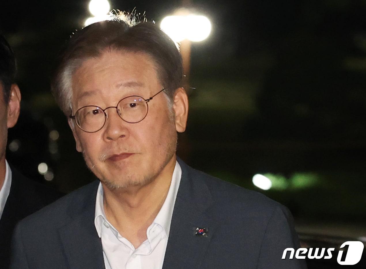 이재명 더불어민주당 대표가 12일 저녁 &#39;쌍방울그룹 대북송금 의혹&#39; 관련 검찰 재소사를 마치고 서울 여의도 국회 본청으로 들어가고 있다. 2023.9.12/뉴스1 ⓒ News1 송원영 기자