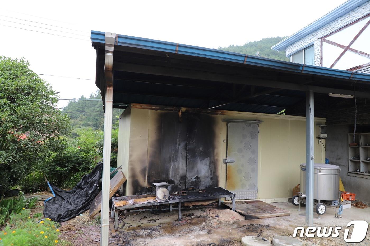 13일 경남 고성군 영현면 한 저온창고 벽면이 그을려 있다.&#40;고성소방서 제&#41;