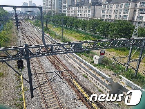 철도노조가 14일 오후 9시부터 파업을 예고함에 따라 경의중앙선의 감축운행이 불가피해 시민들의 불편이 예상되고 있다. 경의중앙선 일산역 인근 선로. /뉴스1DB