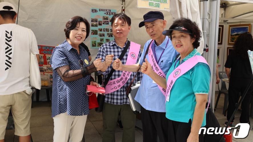 평생학습축제장서 벌인 인식개선 캠페인.&#40;과천시 제공&#41;