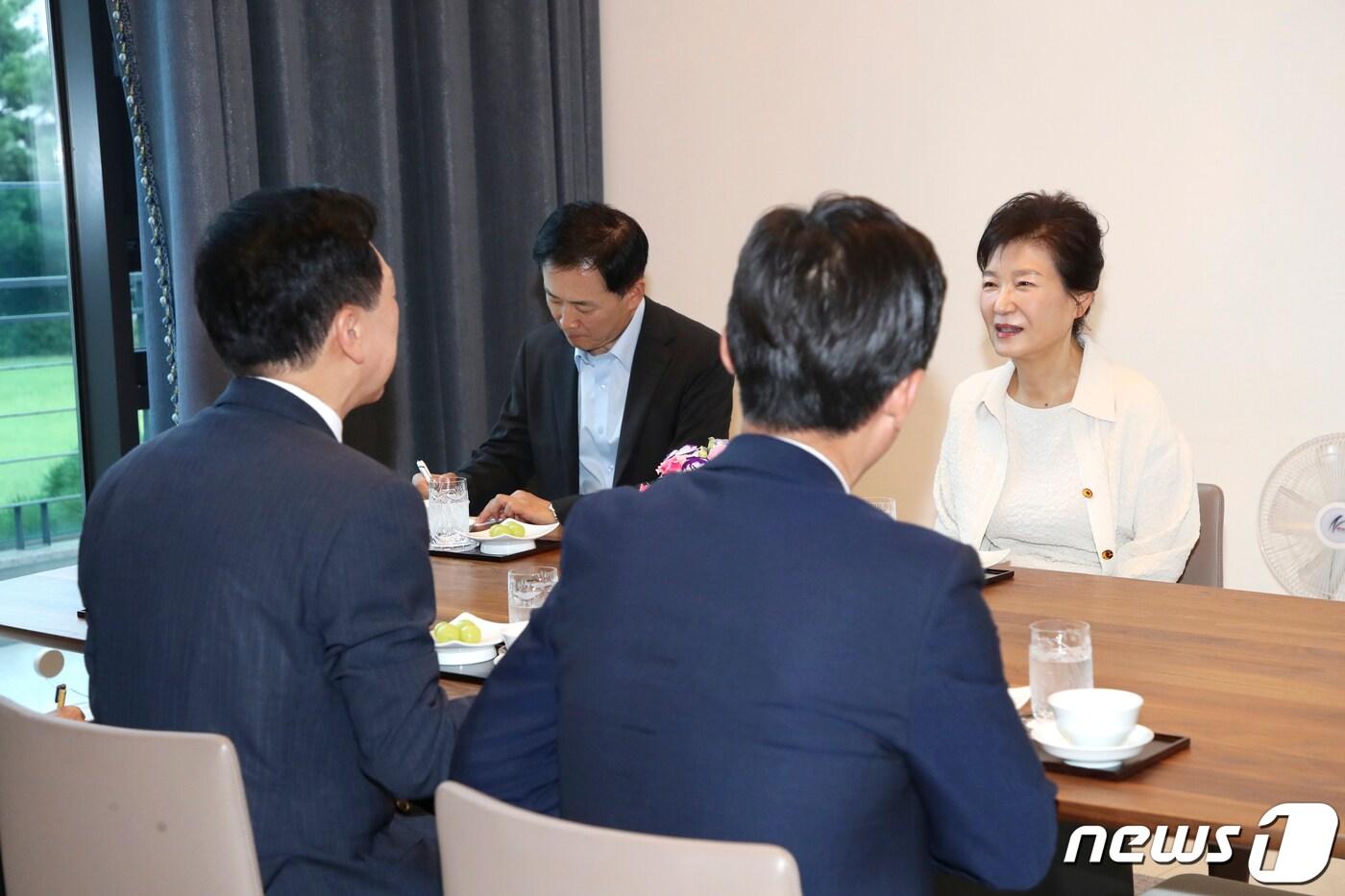 박근혜 전 대통령이 13일 대구 달성군 유가읍 사저에서 김기현 국민의힘 대표와 대화를 나누고 있다. &#40;국민의힘 제공&#41; 2023.9.13/뉴스1 ⓒ News1 황기선 기자