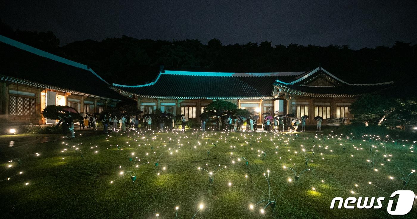 13일 오후 서울 종로구 청와대에서 열린 &#39;청와대 밤의 산책 행사&#39;를 찾은 관람객들이 관저를 살펴보고 있다. 문화체육관광부와 한국문화재재단은 오는 21일까지 청와대의 가을밤 정취를 감상할 수 있는 청와대 밤의 산책 행사를 진행한다. 2023.9.13/뉴스1 ⓒ News1 이승배 기자