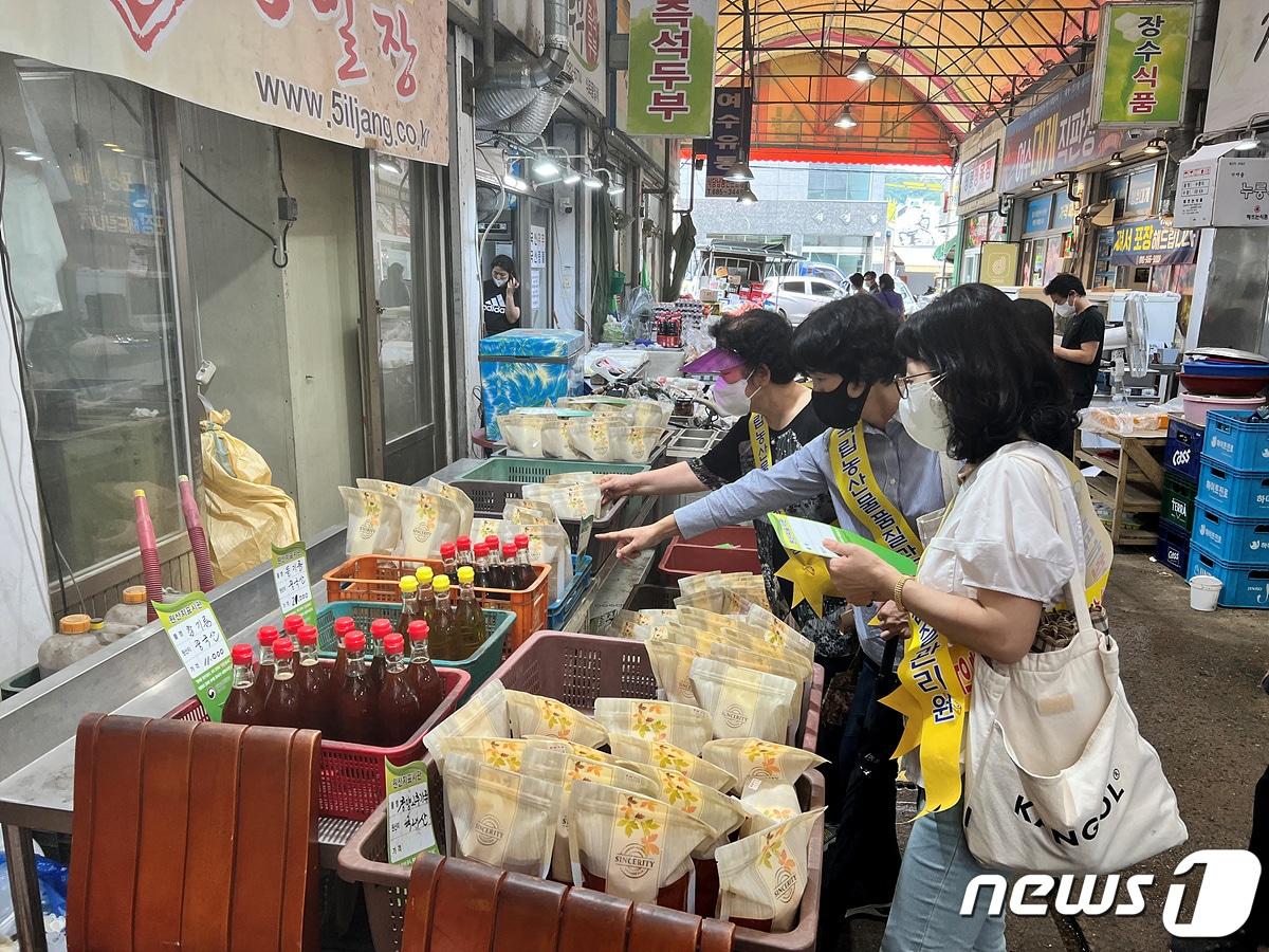 전남 여수시는 14일 추석 명절을 앞두고 관내 재래시장을 돌며 농축산물 원산지표시 집중 점검을 실시하고 있다.&#40;여수시 제공&#41;2023.9.14/뉴스1 