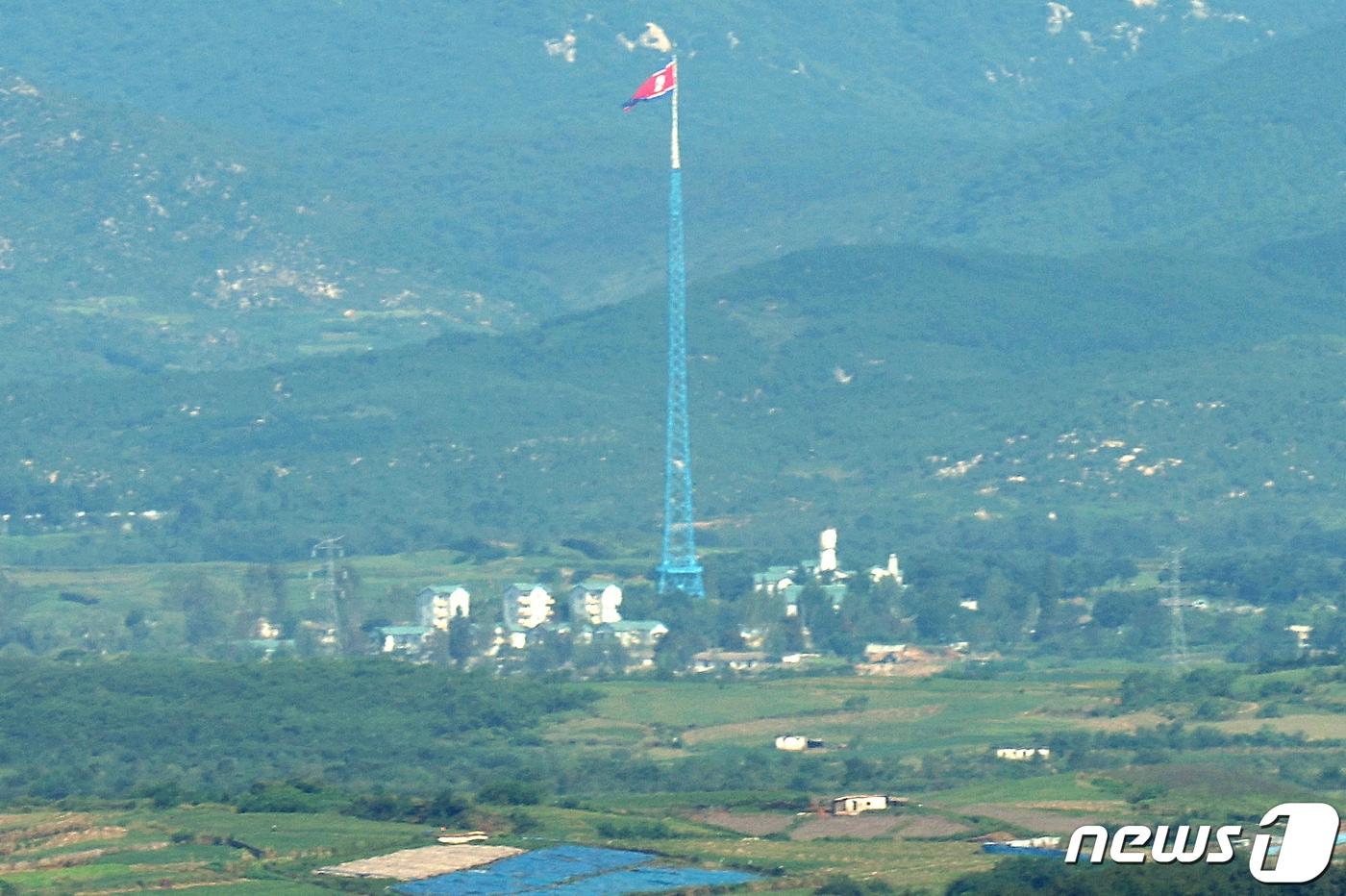 경기 파주 오두산 통일전망대에서 바라본 북한 황해북도 개풍군 기정동 마을에서 인공기가 휘날리고 있다. 2023.9.14/뉴스1 ⓒ News1 민경석 기자