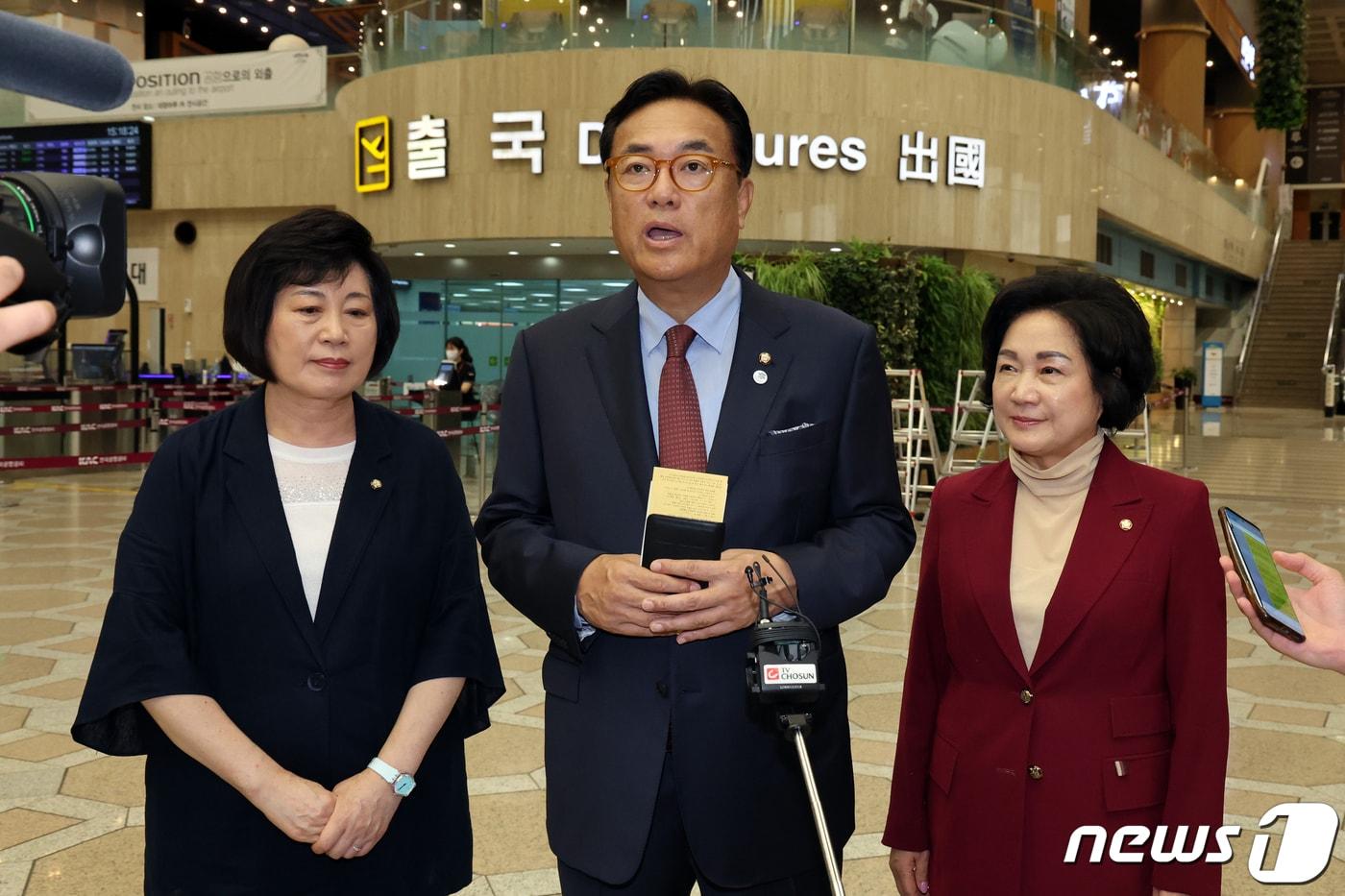 정진석 국회 한일의원연맹 회장이 14일 오후 서울 강서구 김포공항 출국장에서 일본 도쿄로 출국 전 취재진 질문에 답하고 있다. 국회 한일의원연맹 소속 여야 의원들은 오는 15일 도쿄 일본 중의원에서 개최되는 합동총회에 참석한다. 2023.9.14/뉴스1 ⓒ News1 황기선 기자