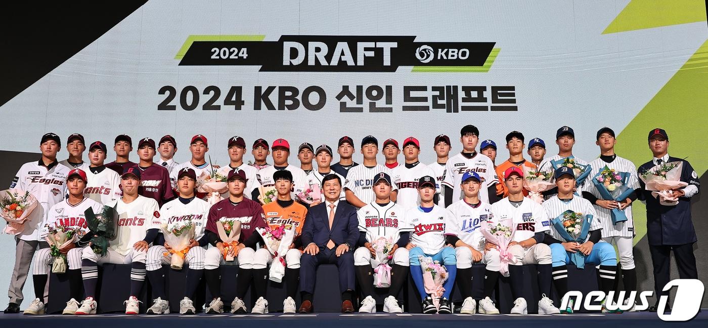 14일 오후 서울 중구 웨스틴조선호텔 그랜드볼룸에서 열린 ‘2024 KBO 신인 드래프트’에서 허구연 KBO 총재&#40;아랫줄 가운데&#41;와 지명 받은 110명의 선수들이 기념 촬영을 하고 있다. 2023.9.14/뉴스1 ⓒ News1 김진환 기자