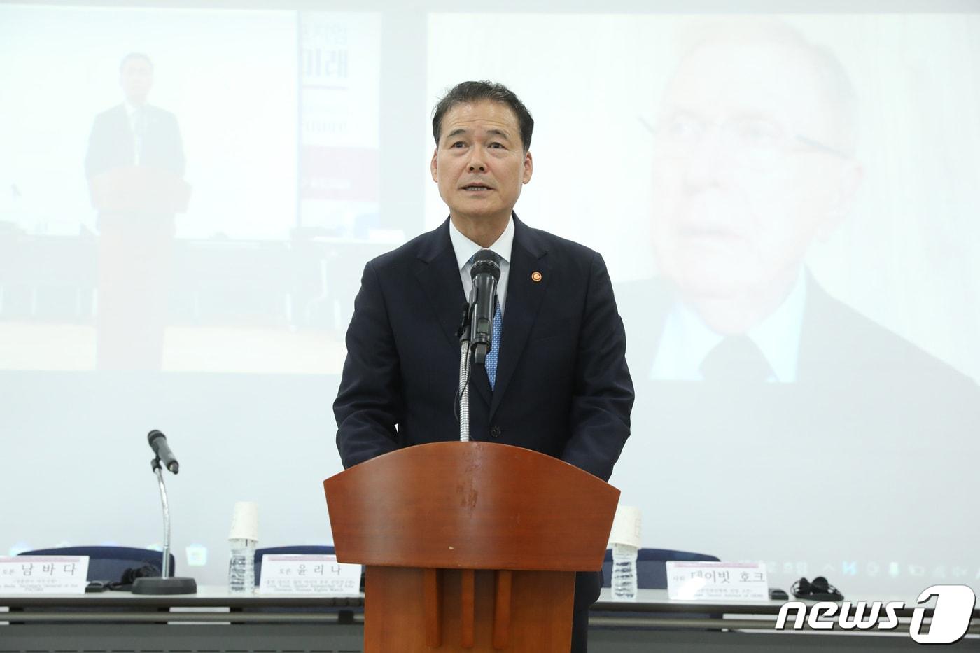 김영호 통일부 장관이 14일 서울 종로구 서울글로벌센터에서 열린 &#39;북한인권 국제 심포지엄&#39;에서 축사를 하고 있다.&#40;통일부 제공&#41;