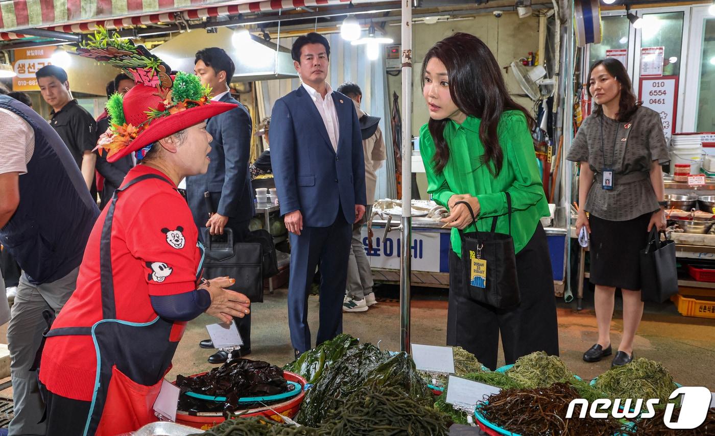 김건희 여사가 14일 부산 기장군 기장시장을 찾아 다시마와 미역 등 해초류를 살펴보며 상인과 대화하고 있다. 2023.9.14/뉴스1 ⓒ News1 부산사진공동취재단