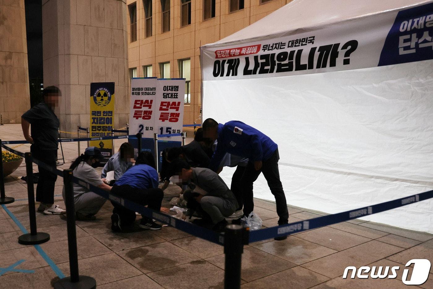 14일 오후 서울 여의도 국회 본관 앞 이재명 더불어민주당 대표 단식투쟁 천막 농성장에서 50대 A씨가 소란행위로 국회경비대의 제지를 받던 도중 흉기를 휘둘러 여경에게 상해를 입히는 사고가 발생했다.  &#40;공동취재&#41; 2023.9.14/뉴스1 ⓒ News1 임세영 기자