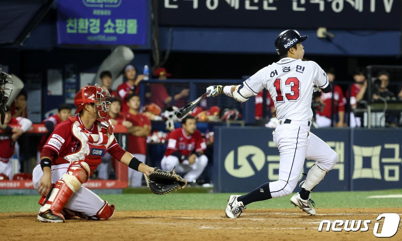 서울 송파구 잠실야구장에서 열린 프로야구 경기에서 두산 베어스 허경민이 안타를 치는 모습. ⓒ News1 