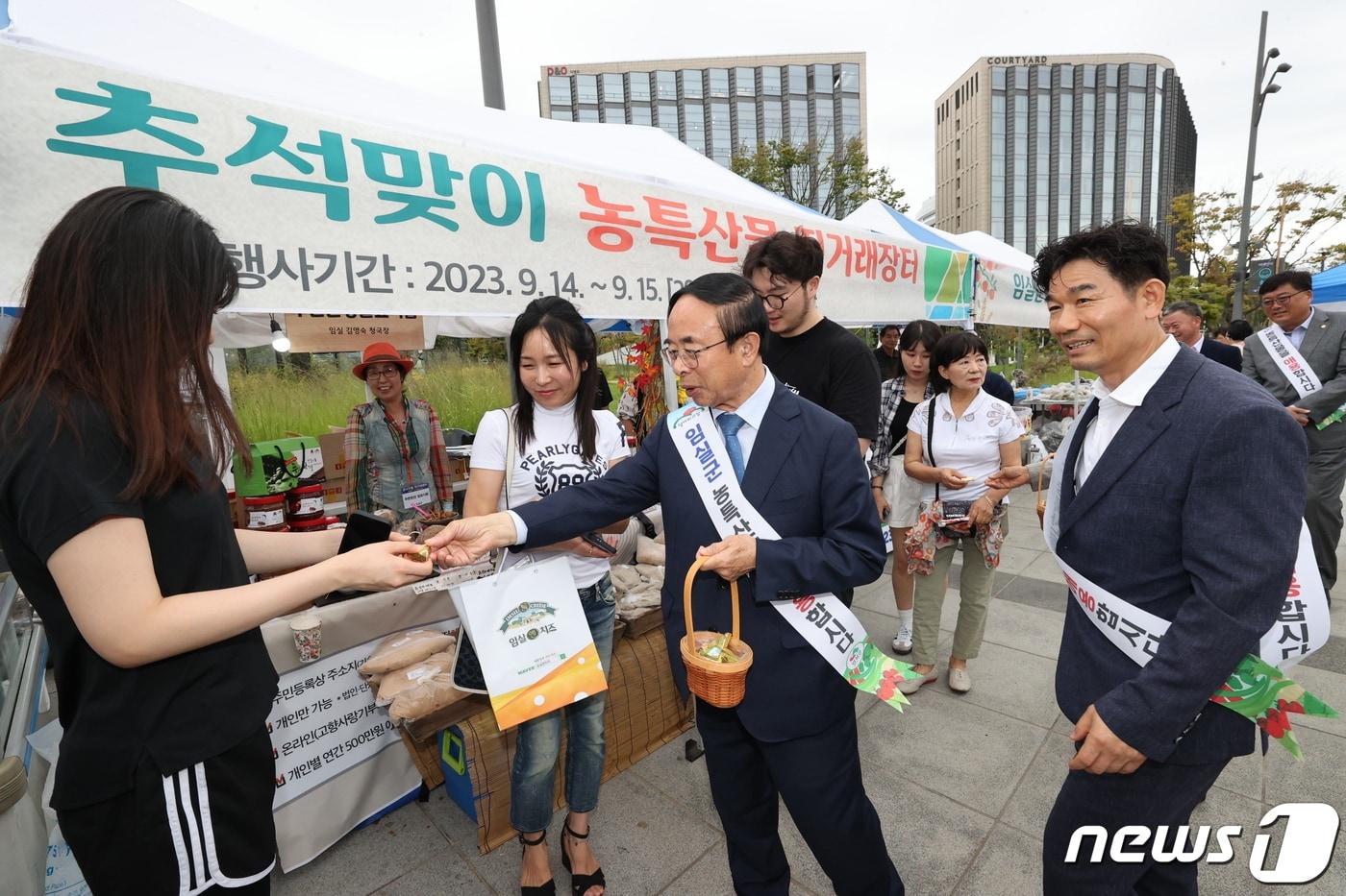 심민 전북 임실군수가 14일 서울시 강서구 직거래장터를 방문해 참여업체를 격려하고 판촉 활동을 펼치고 있다.&#40;임실군제공&#41;2023.9.15/뉴스1