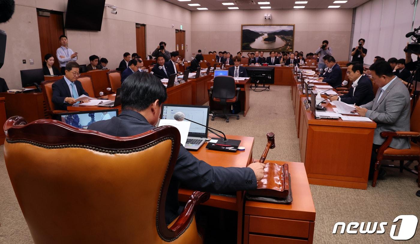 소병훈 국회 농해수위 위원장이 15일 오후 서울 여의도 국회에서 열린 농림축산식품해양수산위원회 전체회의에서 의사봉을 두드리고 있다. 2023.9.15/뉴스1 ⓒ News1 황기선 기자