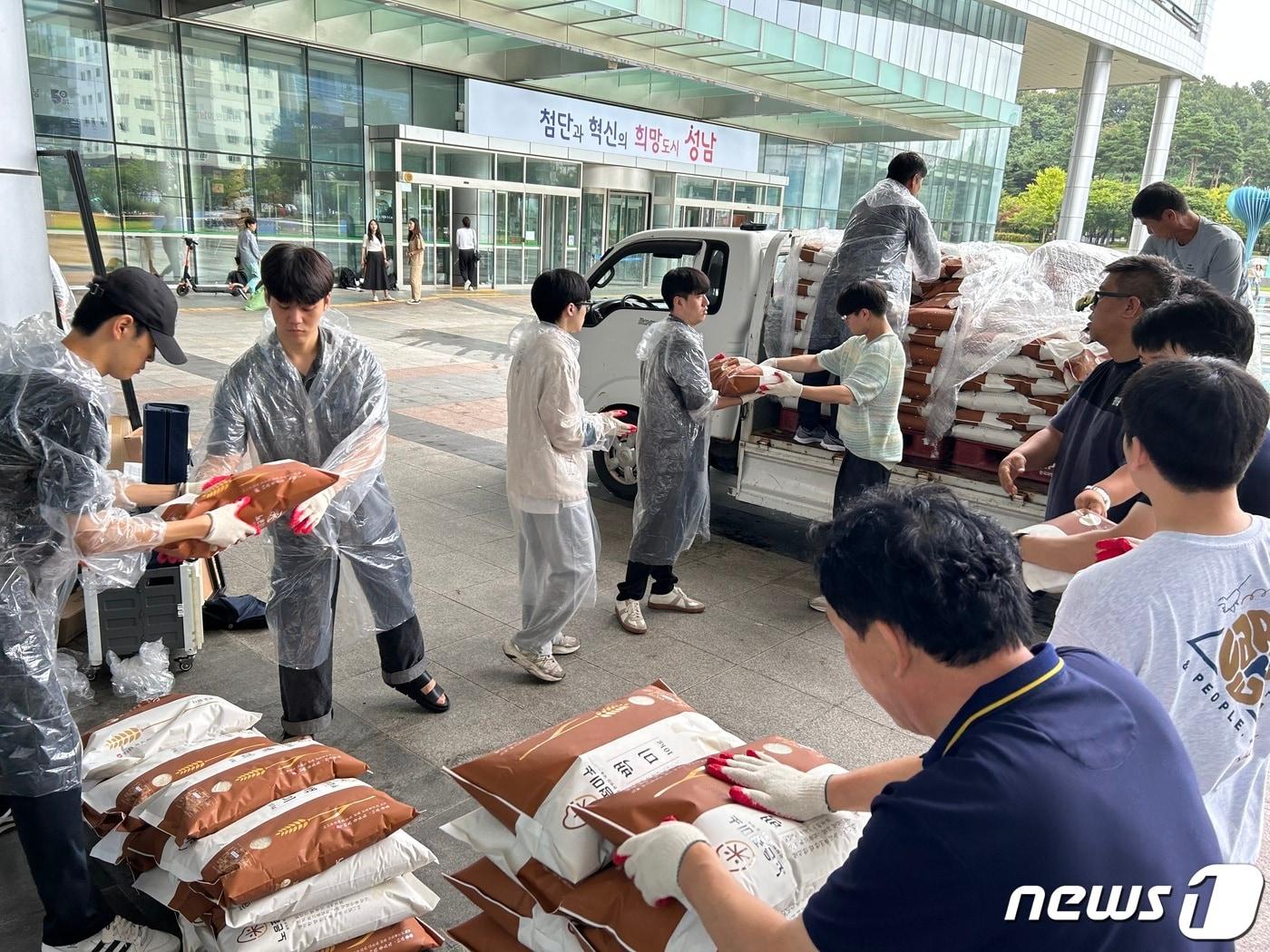 ㈔우리식품제조협업인협회 주최로 15일 성남시청 광장에서 열린 ‘사랑의 식품 나누기 행사’ 모습.&#40;성남시 제공&#41;