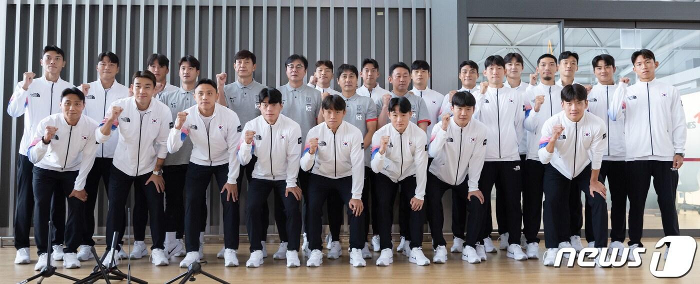 2022 항저우 아시안게임 대한민국 남자 축구 대표팀 선수들이 16일 오전 인천국제공항을 통해 출국하기 앞서 파이팅 포즈를 하고 있다. 2023.9.16/뉴스1 ⓒ News1 이재명 기자