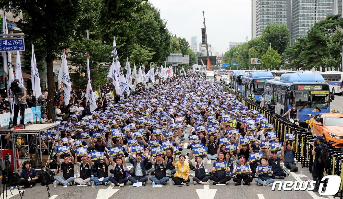 전국철도노조 조합원들이 16일 오후 서울 용산구 남영역 앞 대로에서 열린 총파업 승리 결의대회에서 구호를 외치고 있다. 2023 9.16/뉴스1 ⓒ News1 장수영 기자