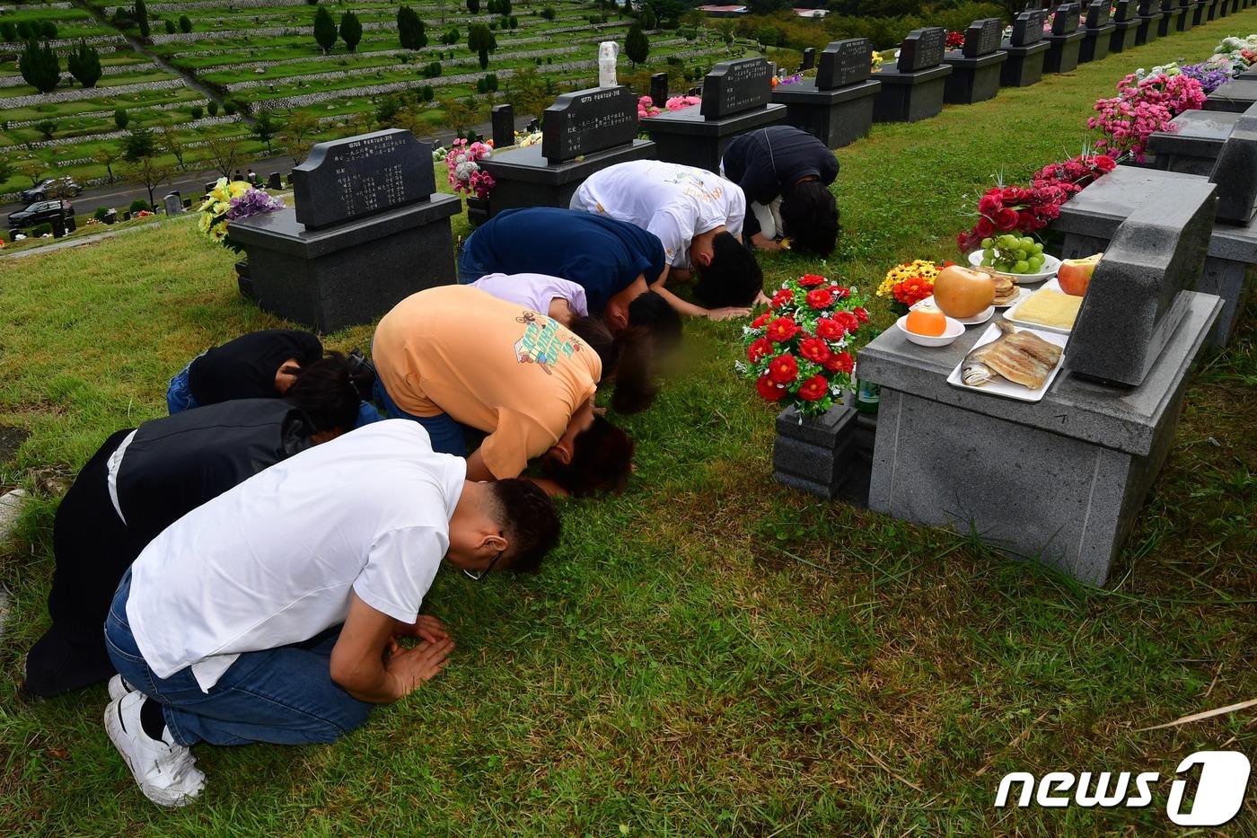 공원묘원을 찾은 한 가족이 추석을 앞두고 이른 성묘를 하고 있다.2023.9.17/뉴스1 ⓒ News1 최창호 기자